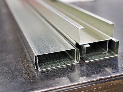 оцинкованный стальной швеллер